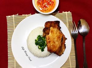 Hình của món Cơm Sườn Cốt Lết Nướng.