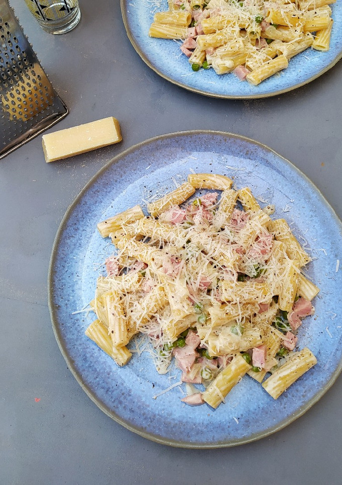 Una foto de Rigatonis con salsa de jamón cocido y guisantes