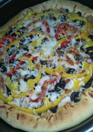 صورة لوصفة بيتزا،،بعجينة العشر دقائق🍴 بصراحة عجينة خيلة ،، وبتشهي🍕