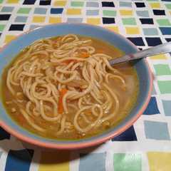 Una foto de Noodles con verduras y pollo