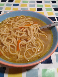 Una foto de Noodles con verduras y pollo