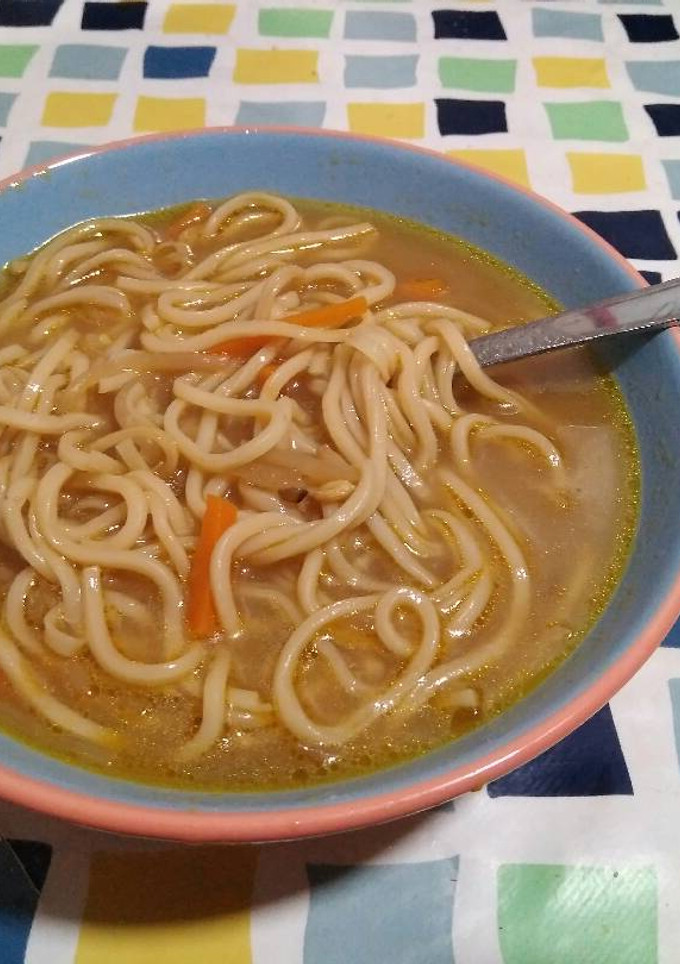 Una foto de Noodles con verduras y pollo