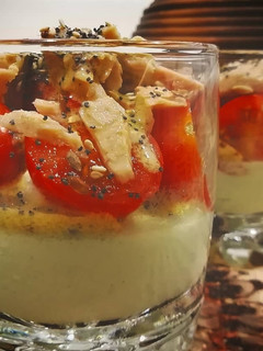 Una foto de Panna cotta de albahaca con ensalada de cherrys y bonito