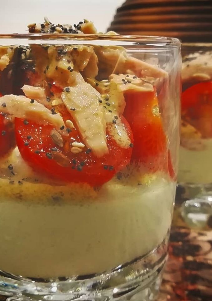 Una foto de Panna cotta de albahaca con ensalada de cherrys y bonito