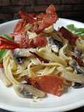 Fettuccini Saus Jamur dan Smoked Beef Renyah