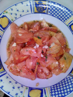 Una foto de Tomate con ajo y perejil