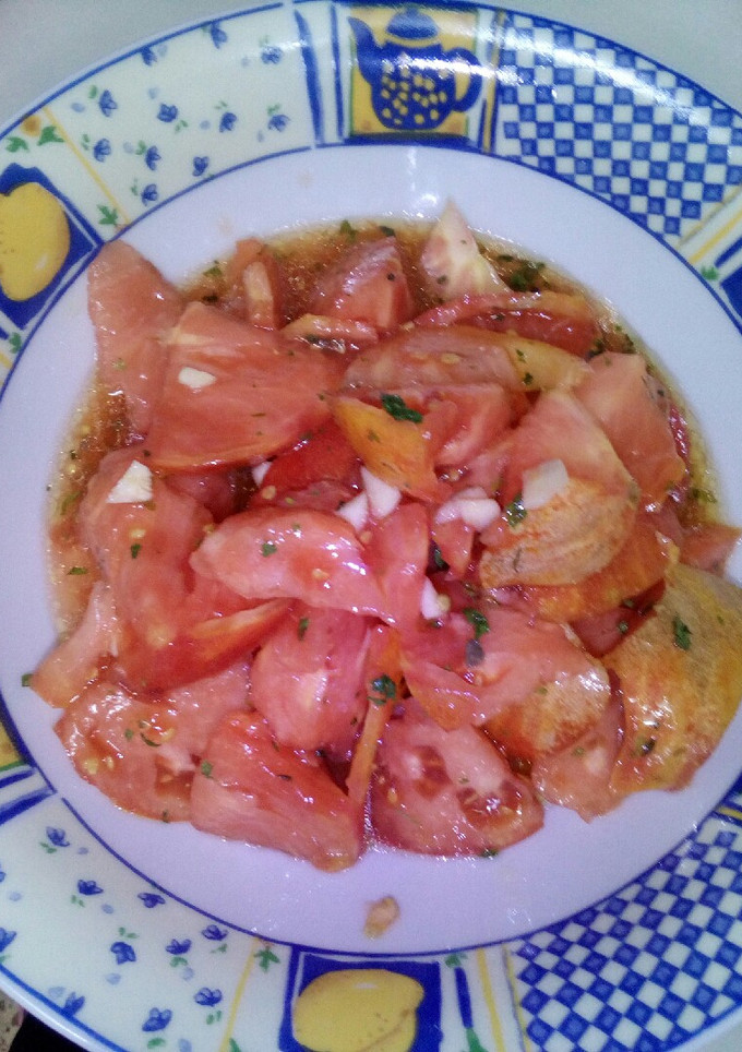 Una foto de Tomate con ajo y perejil