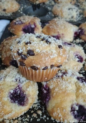 Una foto de Muffins de limón con chispas de chocolate o frambuesa