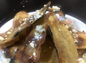 Una foto de Berenjenas crocantes con queso feta y azúcar