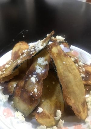 Una foto de Berenjenas crocantes con queso feta y azúcar