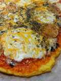 Pizza de quesos con base de coliflor