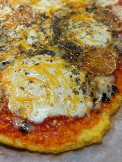 Una foto de Pizza de quesos con base de coliflor