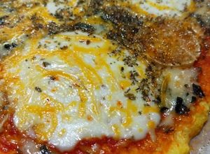 Foto principal de Pizza de quesos con base de coliflor