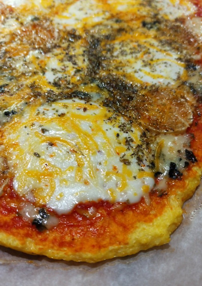 Una foto de Pizza de quesos con base de coliflor