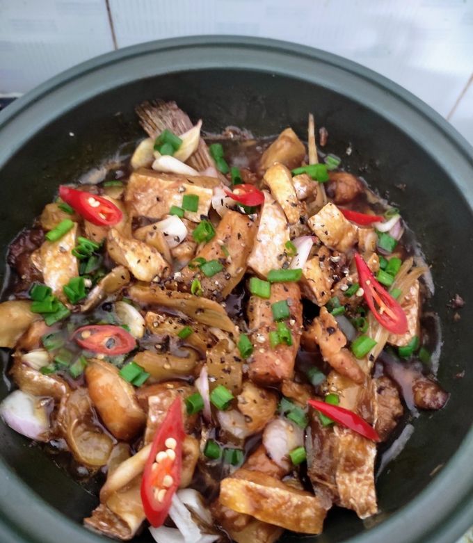 Hình của món Lườn cá hồi kho tiêu.