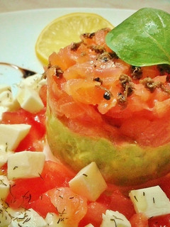 Una foto de Ensalada de salmón con aguacates, queso fresco y tomate