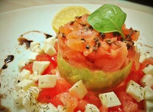 Una foto de Ensalada de salmón con aguacates, queso fresco y tomate