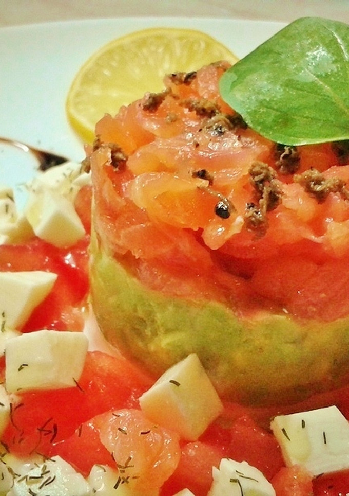 Una foto de Ensalada de salmón con aguacates, queso fresco y tomate