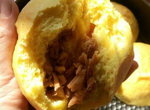 Hình của món Bánh mì bí đỏ nhân thịt gà khìa.