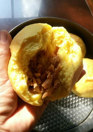 Hình của món Bánh mì bí đỏ nhân thịt gà khìa.
