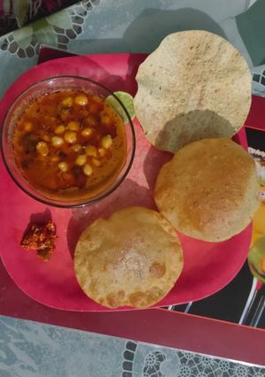 छोले पूरी (Chole Poori Recipe in Hindi) रेसिपी मुख्य फोटो