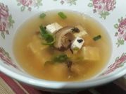 Una foto de sopa shiitake