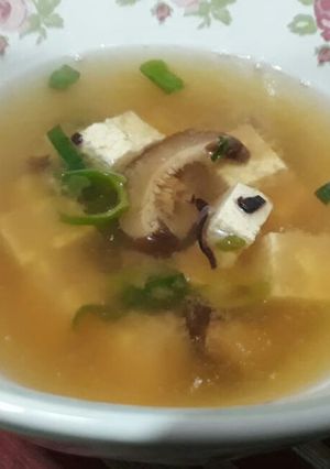 Una foto de Sopa de miso con tofu y shiitake 🇯🇵
