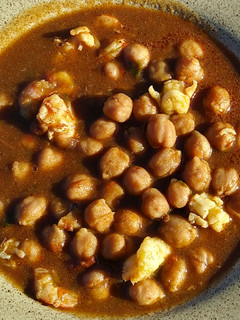 Una foto de Potaje de garbanzos con langostinos