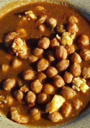 Una foto de Potaje de garbanzos con langostinos