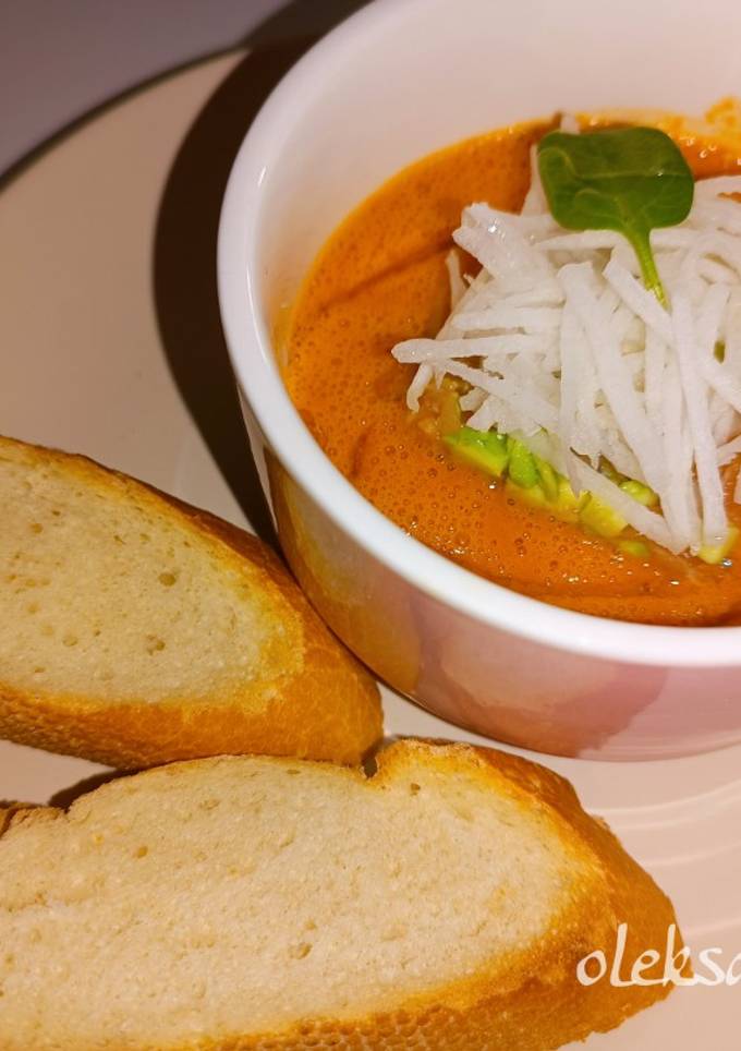 Гаспачо з горбушою🐟, авокадо🥑 та дайконом/Gazpacho with red fish 🐟, avocado🥑 and daikon