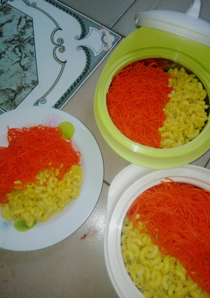 A picture of Coloured macarooni nd spaghetti.