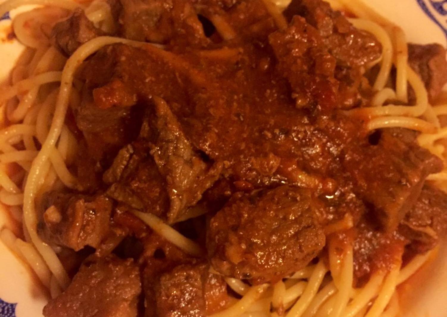 Макароны с подливкой с мясом. Подлив из фарша к спагетти. Макароны с гарниром рецепт с фото. Мясная подлива к макаронам. Подлива к макаронам с мясом.