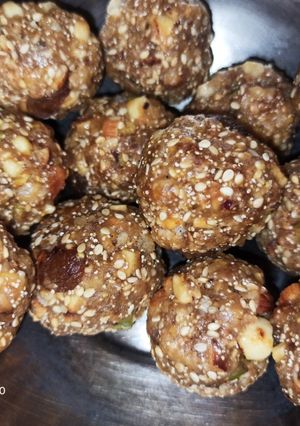 ड्रायफ्रूट डिंक लाडू (dryfruit dink ladoo recipe in marathi) रेसिपी चे मुख्य फोटो 