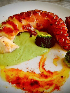 Una foto de Pulpo con crema de brócoli y patata