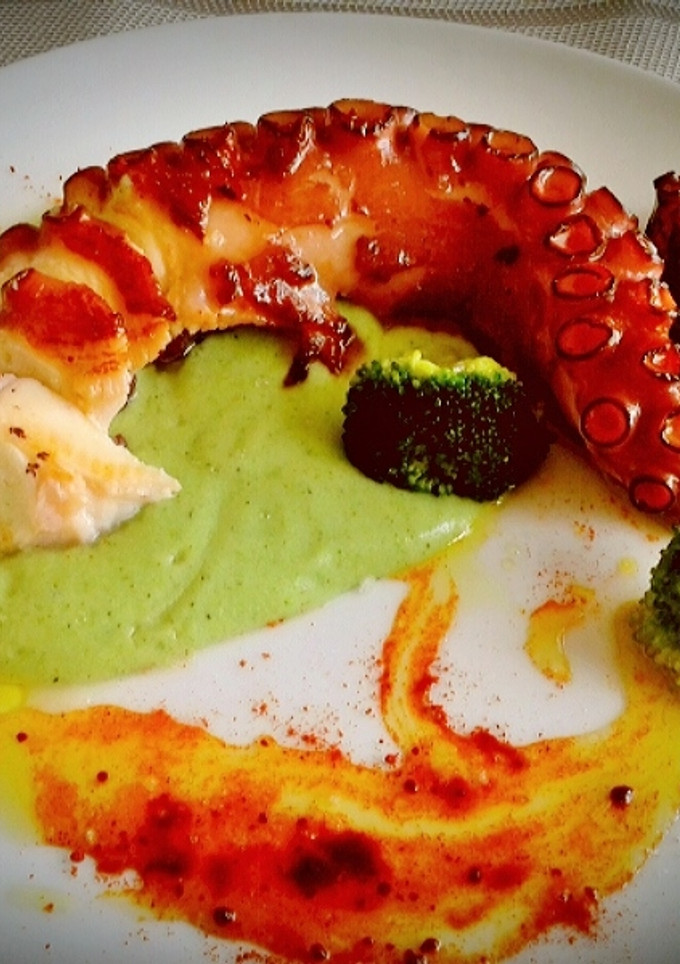 Una foto de Pulpo con crema de brócoli y patata