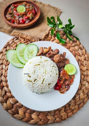 Foto resep Nasi Daun Jeruk Kulit Ayam Crispy
