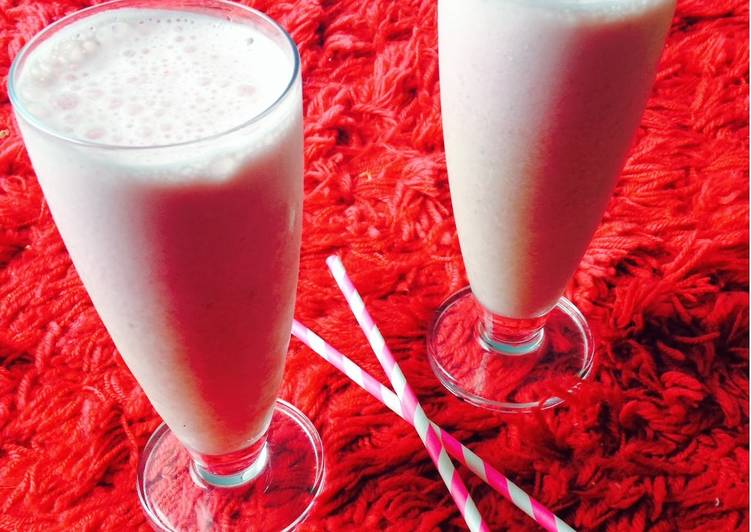 How to Make Quick Strawberry Banana Smoothie