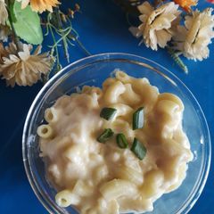 A picture of Mac n cheese.
