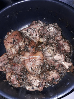 Una foto de Paleta de cerdo gratinada con cebolla, verdeo, y morrón al vino
