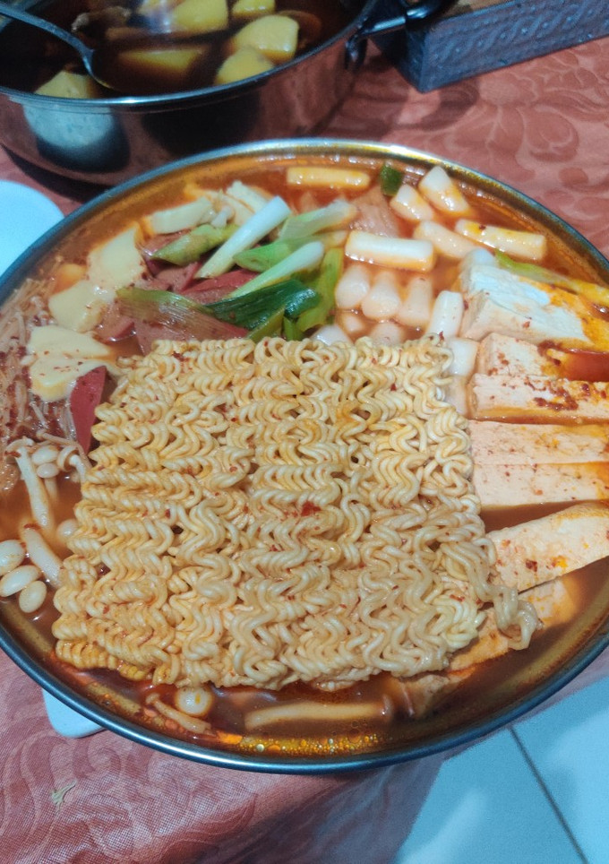 A picture of Budae Jjigae (부대찌개) Korean Army Base Stew.