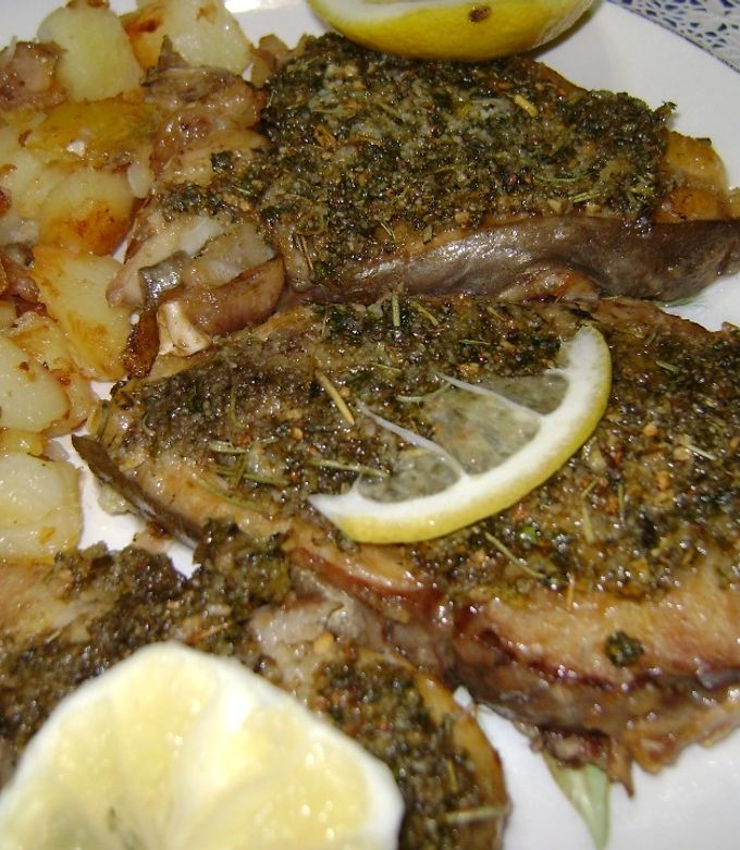 Una foto de Rodajas de salmón pascual con croute y papas rústicas