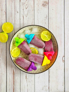 A picture of Blueberry Banana Smoothie ice popsicles 💜💜.