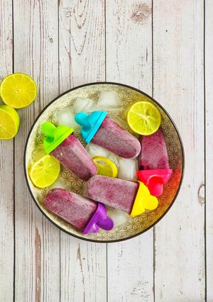 A picture of Blueberry Banana Smoothie ice popsicles 💜💜.