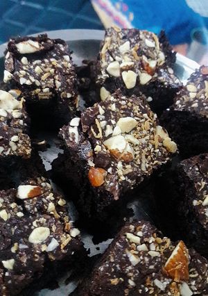 चॉकलेट ब्राउनी (Chocolate brownie recipe in hindi) रेसिपी मुख्य फोटो