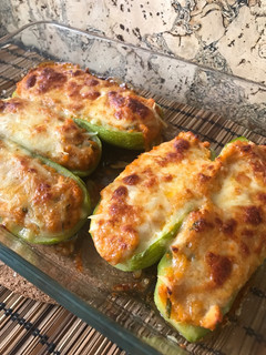 Una foto de Calabacines rellenos de tomate y queso
