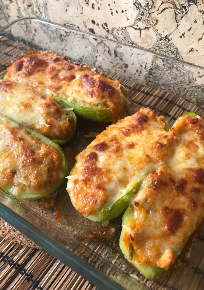 Una foto de Calabacines rellenos de tomate y queso