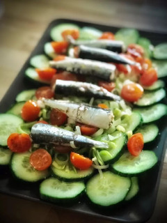 Una foto de Ensalada de pepino, puerro y sardinillas con cherries