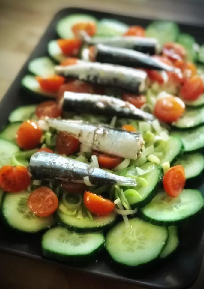 Una foto de Ensalada de pepino, puerro y sardinillas con cherries