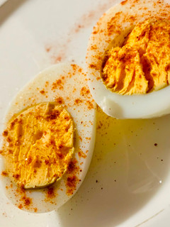 Una foto de Huevos duros a la gallega