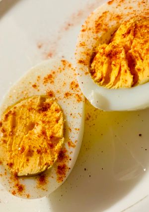 Una foto de Huevos duros a la gallega